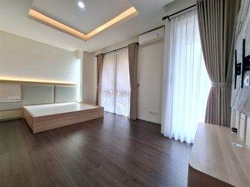 Disewa Rumah 3 Lantai - 4BR di Puri 11 Heritage | Furnish, Cluster Premium, Akses Mudah ke Tol & Pusat Kota, Siap Huni, Interior Elegan