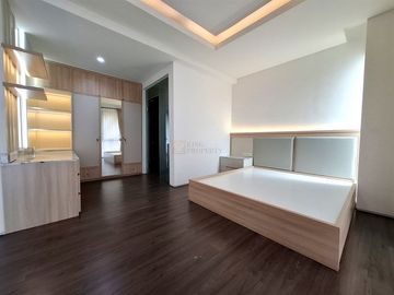Disewa Rumah 3 Lantai - 4BR di Puri 11 Heritage | Furnish, Cluster Premium, Akses Mudah ke Tol & Pusat Kota, Siap Huni, Interior Elegan