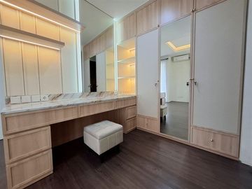 Disewa Rumah 3 Lantai - 4BR di Puri 11 Heritage | Furnish, Cluster Premium, Akses Mudah ke Tol & Pusat Kota, Siap Huni, Interior Elegan