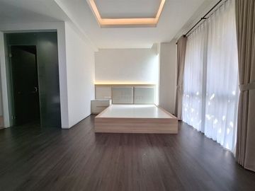Disewa Rumah 3 Lantai - 4BR di Puri 11 Heritage | Furnish, Cluster Premium, Akses Mudah ke Tol & Pusat Kota, Siap Huni, Interior Elegan