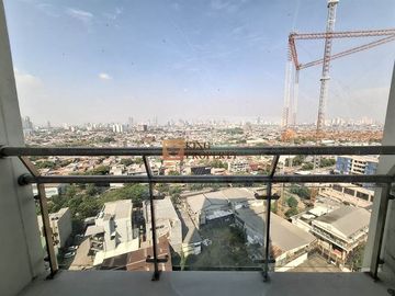 Disewakan Apartemen 2 Bedroom Hook di AKR Gallery West Residence Furnish Lengkap, Kebon Jeruk, Jakarta Barat.
