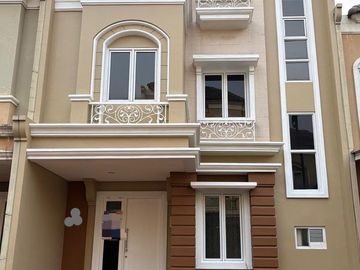 Rumah 3 Lantai Sudah Renovasi di Samara Village