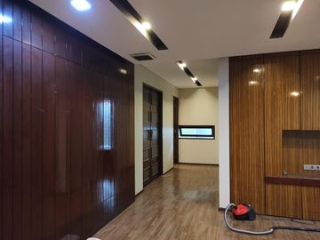 Rumah Dengan Kolam Renang SHM Banjarwijaya, Tangerang