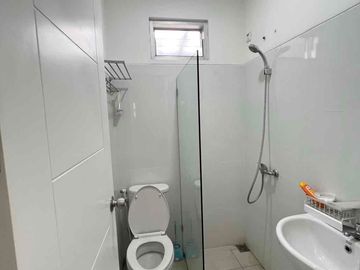 Disewakan Rumah Full Furnish 2 Lantai di Sektor 7C Gading Serpong Tangerang, Luas Tanah 150 meter, Harga Sewa 100 juta /tahun nego