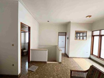 Rumah 2 Lantai Full Furnished Siap Huni di Blok M Kebayoran Baru