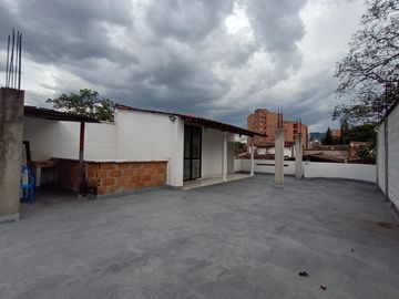 Casa comercial en Arriendo en Santa Monica, La America Medellín