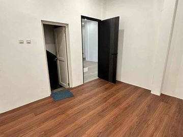 DIJUAL – Rumah 3 Lantai Semi Furnished Posisi Pojok di Kaberaz Residence, Jagakarsa, Jaksel