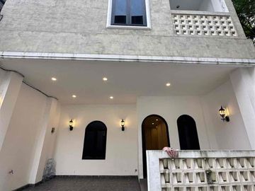 DIJUAL – Rumah 3 Lantai Semi Furnished Posisi Pojok di Kaberaz Residence, Jagakarsa, Jaksel