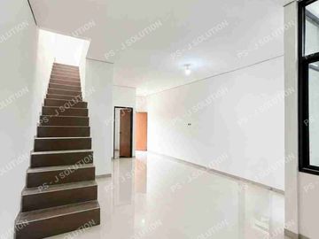 RUMAH DIBELAKANG RS PERSAHABATAN STRATEGIS
