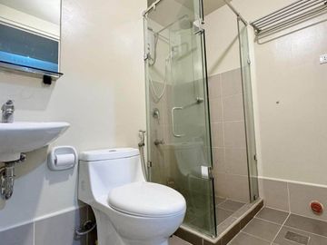 For Rent: 1BR Unit in Avida Turf for 35k per mos!