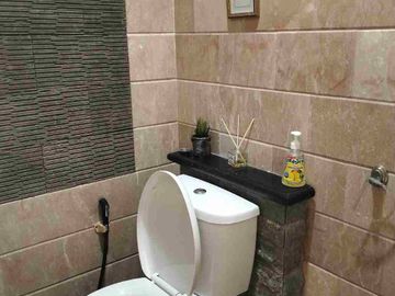 Dijual rumah rapi siap huni Full furnish. Hadap selatan. Bebas banjir