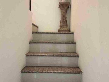 Dijual rumah rapi siap huni Full furnish. Hadap selatan. Bebas banjir