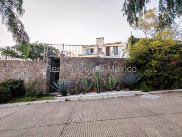 VENTA CASA JURIQUILLA, 5 RECAMARAS, 6 BAÑOS.