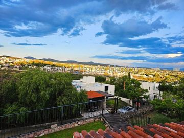 VENTA CASA JURIQUILLA, 5 RECAMARAS, 6 BAÑOS.