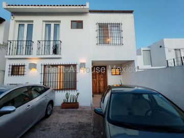 VENTA CASA JURIQUILLA, 5 RECAMARAS, 6 BAÑOS.
