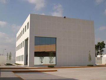 RENTA de EDIFICIO de oficinas en ZONA INDUSTRIAL, Carretera 57 y eje 128 - 1,070m2 - $180,000