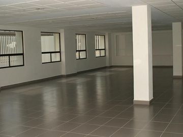 RENTA de EDIFICIO de oficinas en ZONA INDUSTRIAL, Carretera 57 y eje 128 - 1,070m2 - $180,000