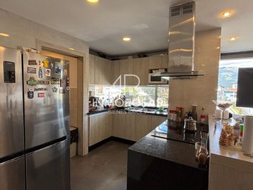 Impecable Departamento con ascensor 3 Dorm, 2 Parq. Sector Santa Lucía Norte de Quito