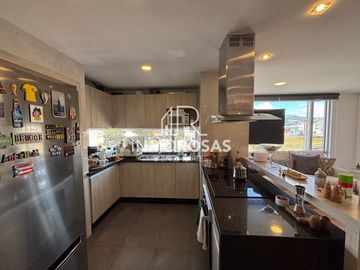 Impecable Departamento con ascensor 3 Dorm, 2 Parq. Sector Santa Lucía Norte de Quito