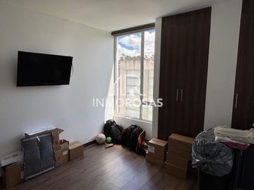 Impecable Departamento con ascensor 3 Dorm, 2 Parq. Sector Santa Lucía Norte de Quito
