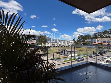 Impecable Departamento con ascensor 3 Dorm, 2 Parq. Sector Santa Lucía Norte de Quito
