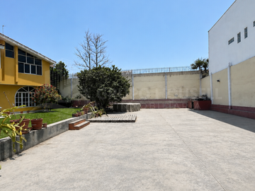 VENTA DE CASA COMO TERRENO | FRENTE A PARQUE 700 m2 - SURCO