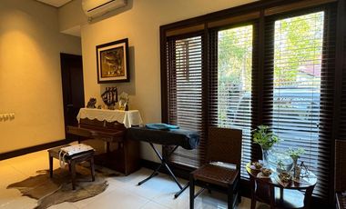 Rumah siap huni terawat hook di tengggilis utara dengan konsep taman 700m2 di luas tanah 1100m2 ada 5 kamar tidur