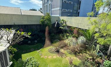 Rumah siap huni terawat hook di tengggilis utara dengan konsep taman 700m2 di luas tanah 1100m2 ada 5 kamar tidur