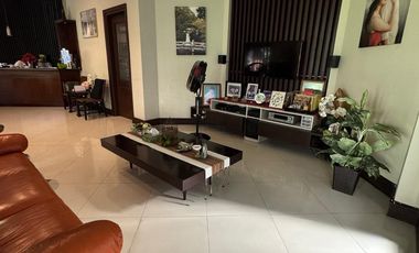Rumah siap huni terawat hook di tengggilis utara dengan konsep taman 700m2 di luas tanah 1100m2 ada 5 kamar tidur