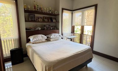 Rumah siap huni terawat hook di tengggilis utara dengan konsep taman 700m2 di luas tanah 1100m2 ada 5 kamar tidur