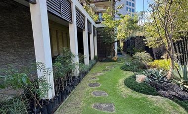 Rumah siap huni terawat hook di tengggilis utara dengan konsep taman 700m2 di luas tanah 1100m2 ada 5 kamar tidur