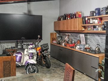 Rumah Mewah Luas 2 Lantai Lebar Depan 14m Hadap Timur Strategis di Tanon Kidul Gedongan Colomadu