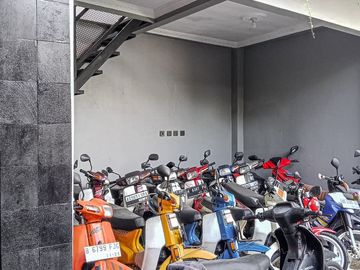 Rumah Mewah Luas 2 Lantai Lebar Depan 14m Hadap Timur Strategis di Tanon Kidul Gedongan Colomadu