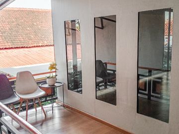 Rumah Mewah Luas 2 Lantai Lebar Depan 14m Hadap Timur Strategis di Tanon Kidul Gedongan Colomadu