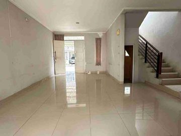 Rumah Disewakan Didalam Cluster dengan 4 KT Carport 2 Mobil di Summarecon Bekasi