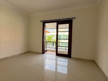 Rumah Graha Family Full Furnished - Hadap Selatan - Carport 4 mobil
