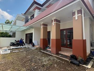 Rumah Graha Family Full Furnished - Hadap Selatan - Carport 4 mobil