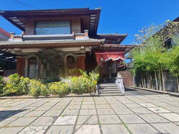 Gedung Cocok untuk kantor atau Cafe Disewakan, di Renon