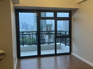 Unfurnished 2-Bedroom Condo facing BGC for Sale at Portico
