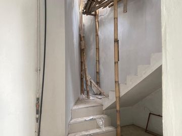 Rumah Kos baru 2 lantai ( siap Huni ) jual murah di UNNES patemon Lingkungan kos