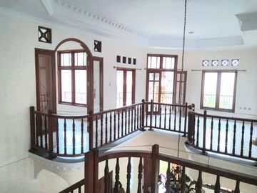3.7M Villa Melati Mas Rumah Luas Lokasi Strategis