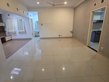 Jual Rumah Singgasana Pradana, area depan.