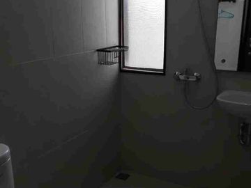 DIJUAL RUMAH CANTIK FULL FURNISHED DENGAN LUAS 140 meter persegi LINGKUNGAN ASRI DAN NYAMAN