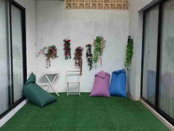 DIJUAL RUMAH CANTIK FULL FURNISHED DENGAN LUAS 140 meter persegi LINGKUNGAN ASRI DAN NYAMAN