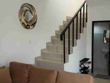DIJUAL RUMAH CANTIK FULL FURNISHED DENGAN LUAS 140 meter persegi LINGKUNGAN ASRI DAN NYAMAN
