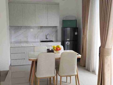 DIJUAL RUMAH CANTIK FULL FURNISHED DENGAN LUAS 140 meter persegi LINGKUNGAN ASRI DAN NYAMAN