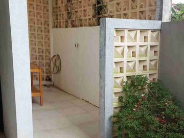 DIJUAL RUMAH CANTIK FULL FURNISHED DENGAN LUAS 140 meter persegi LINGKUNGAN ASRI DAN NYAMAN