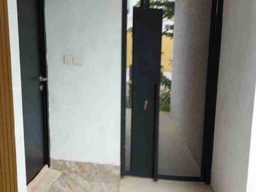 DIJUAL RUMAH CANTIK FULL FURNISHED DENGAN LUAS 140 meter persegi LINGKUNGAN ASRI DAN NYAMAN