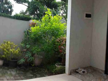 DIJUAL RUMAH CANTIK FULL FURNISHED DENGAN LUAS 140 meter persegi LINGKUNGAN ASRI DAN NYAMAN