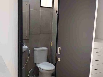 DIJUAL RUMAH CANTIK FULL FURNISHED DENGAN LUAS 140 meter persegi LINGKUNGAN ASRI DAN NYAMAN